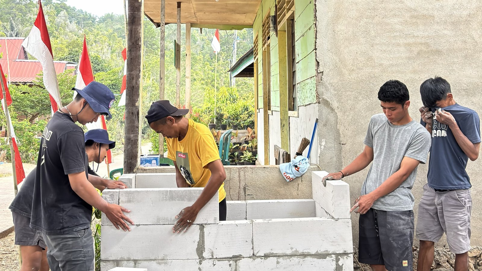 Mulai Realisasi Program Kerja, Mahasiswa KKN Bangun Tempat Sampah di Dua Titik Desa Pebaloran