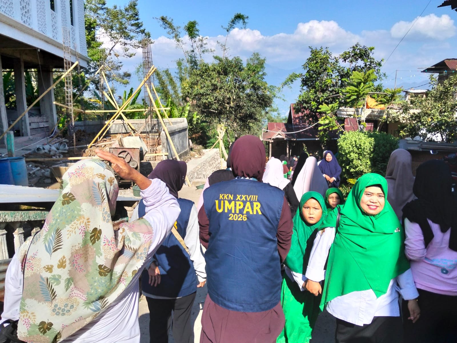 Mahasiswa KKN Turut Berbelasungkawa, Hadiri Rumah Duka Warga Dusun Minanga Desa Pebaloran