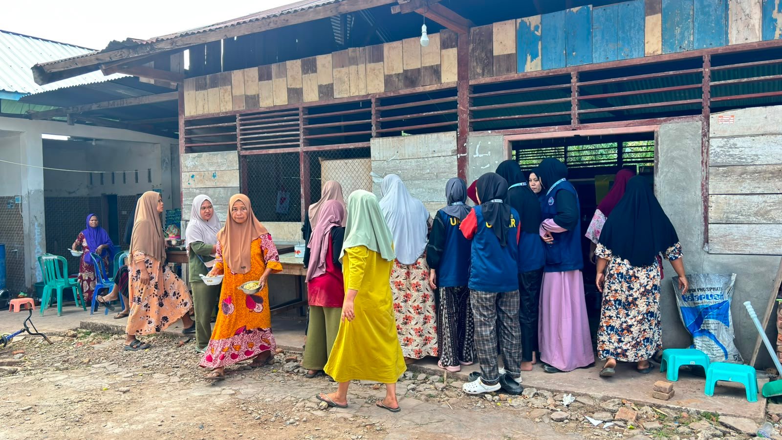 Pererat Kebersamaan, Mahasiswa KKN dan Warga Desa Pebaloran Gelar Gotong Royong dan Makan Bersama