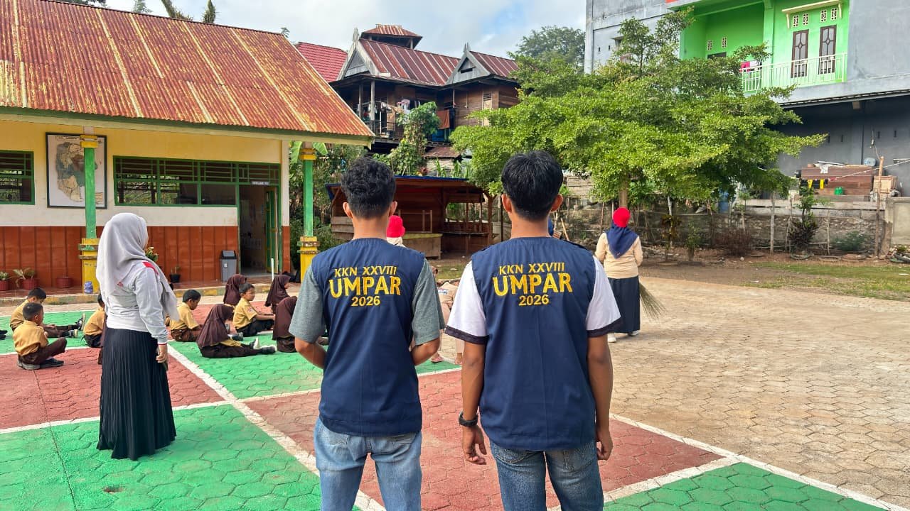 Mahasiswa KKN Dampingi Siswa SD 35 Sangtempe Persiapkan Latihan 17 Agustus dan Senam Pagi